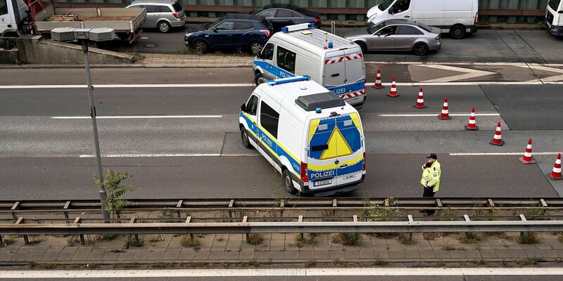 Die Polizei suchte nach Spuren und Beweismitteln.  - Foto: Michael Ukas/dpa