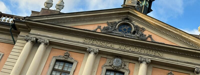 Hinter diesen Fenstern fällt alljährlich eine der spannendsten Entscheidungen der Literaturwelt. (Archivbild) - Foto: Steffen Trumpf/dpa