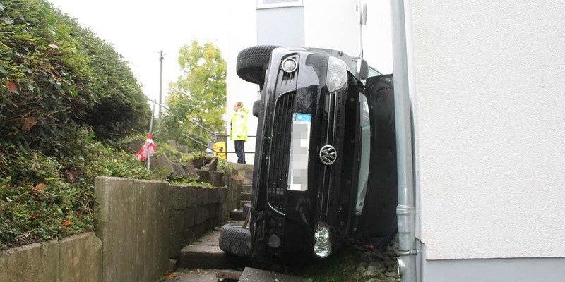 POL-SI: VW Golf landet nach Fahrt über Mauer auf der Seite - #polsiwi - Foto: presseportal.de