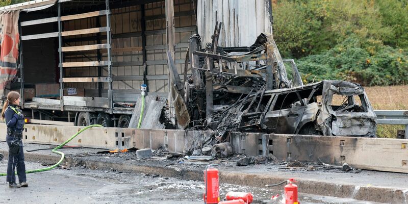 Die A59 wurde zunächst in beide Richtungen gesperrt. - Foto: Thomas Banneyer/dpa