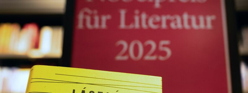 Bücher des Preisträgers liegen im Berliner Kulturkaufhaus Dussmann aus. - Foto: Soeren Stache/dpa