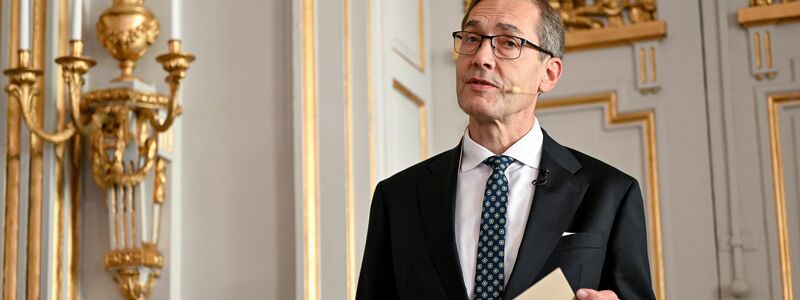 Mats Malm verkündet den diesjährigen Literaturnobelpreisträger. - Foto: Henrik Montgomery/TT News Agency/dpa