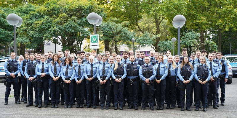 POL-PPMZ: 57 neue Polizistinnen und Polizisten starten ihren Dienst im Polizeipräsidium Mainz - Foto: presseportal.de