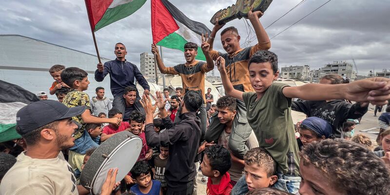 Mitarbeiter des Roten Kreuzes helfen bei Übergabe der Leichen von Geiseln. (Archivbild) - Foto: Belal Abu Amer/APA Images via ZUMA Press Wire/dpa