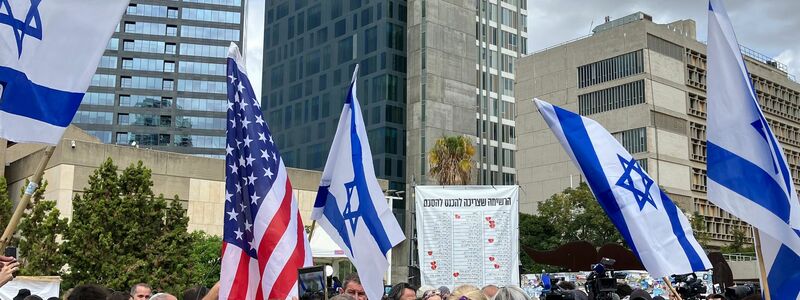 Viele Israelis versammelten sich in Tel Aviv auf dem Platz der Geiseln. - Foto: Cindy Riechau/dpa