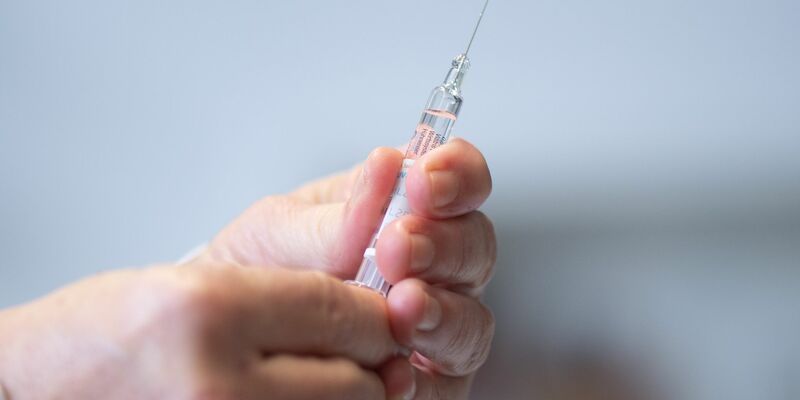 Nach einer Impfung fordert ein Mann von seiner Ärztin Schmerzensgeld. (Archivbild) - Foto: Sebastian Kahnert/dpa