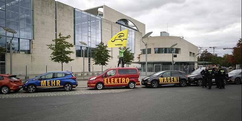 Greenpeace-Protest vor Autogipfel am 09.10.2025 - Foto: über dts Nachrichtenagentur