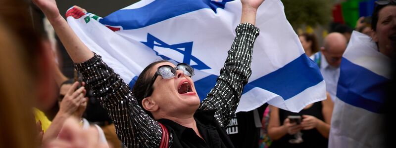 Viele Menschen in Israel feiern die Aussicht auf die Rückkehr aller Geiseln. - Foto: Emilio Morenatti/AP/dpa