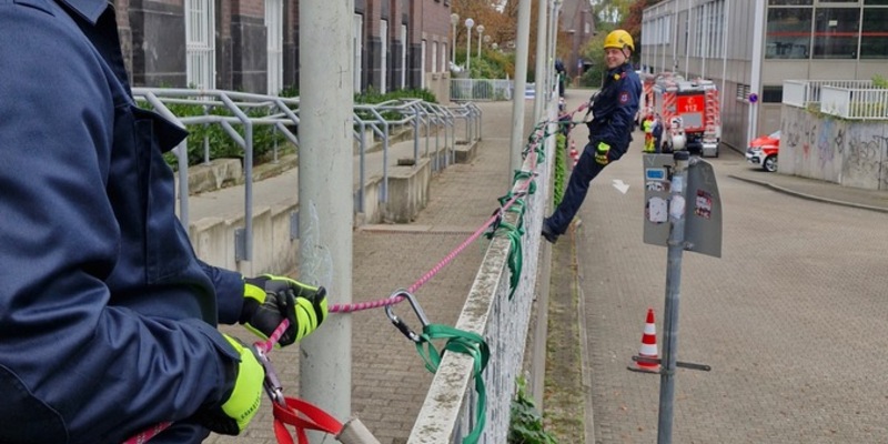 FW-BOT: Feuerwehr Bottrop trainiert die Sicherung gegen Absturz - Foto: presseportal.de