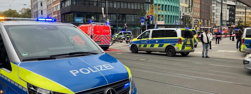 Die Polizei ist zu einem größeren Einsatz ausgerückt.  - Foto: Frank Christiansen/dpa
