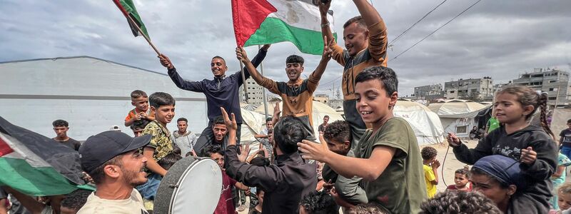 Nach zwei Jahren Krieg wird im Gazastreifen die Einigung auf eine Waffenruhe gefeiert. - Foto: Belal Abu Amer/APA Images via ZUMA Press Wire/dpa