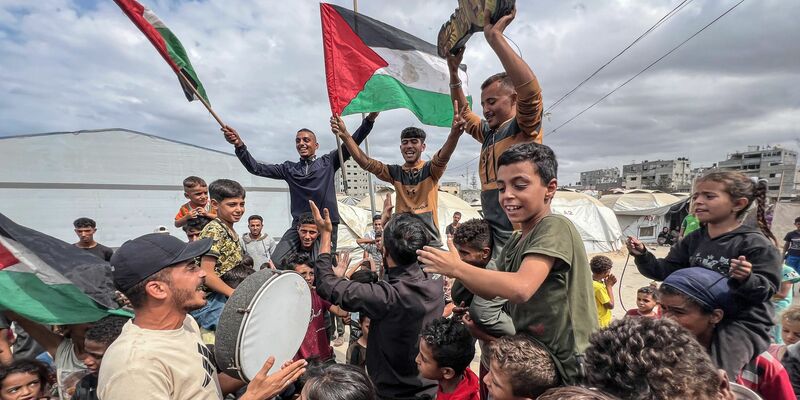 Im Gazastreifen feiern die Menschen das Abkommen und hoffen auf eine bessere Zukunft. - Foto: Belal Abu Amer/APA Images via ZUMA Press Wire/dpa