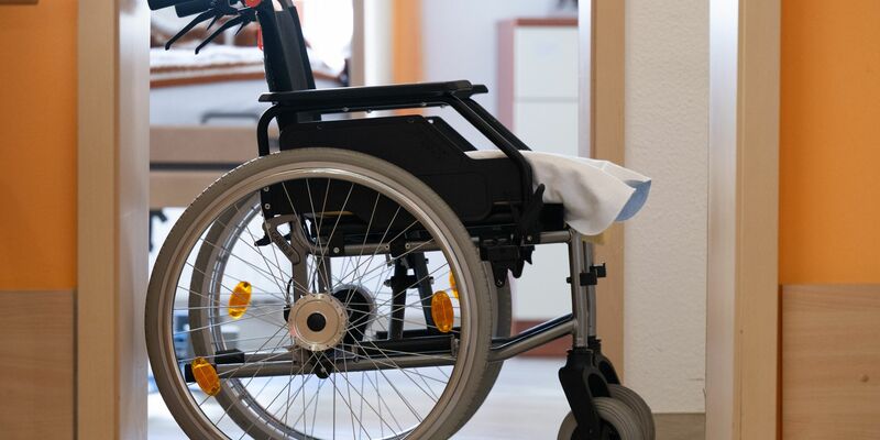 Wer alt wird, wird häufiger krank. Eine alternde Bevölkerung bedeutet für die Krankenkassen stark steigende Ausgaben. (Symbolbild) - Foto: Sebastian Kahnert/dpa