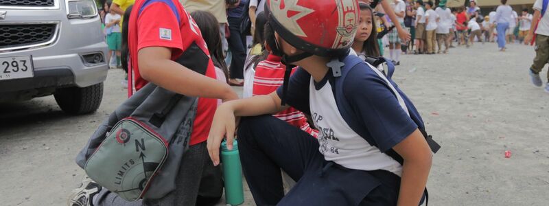 Viele Menschen, darunter auch zahlreiche Schüler, gerieten in Panik. - Foto: Manman Dejeto/AP/dpa