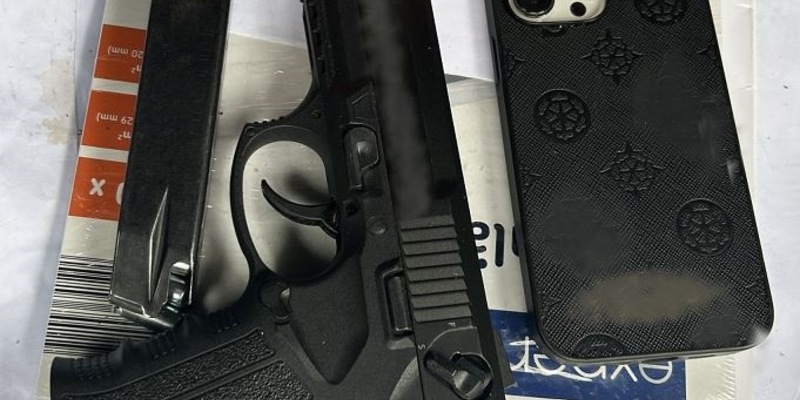 HZA-P: Potsdamer Zoll stößt bei Fahrzeugdurchsuchung auf geladene Schreckschusswaffe und 10.000 Euro Bargeld / Vermeintlicher Besitzer gibt sich unwissend - Foto: presseportal.de