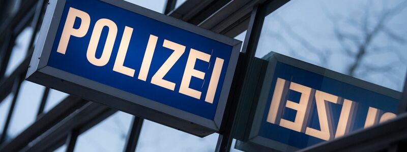 Die Ermittlungen richten sich gegen Polizisten des ersten Polizeireviers in Frankfurt. (Archivfoto) - Foto: Boris Roessler/dpa