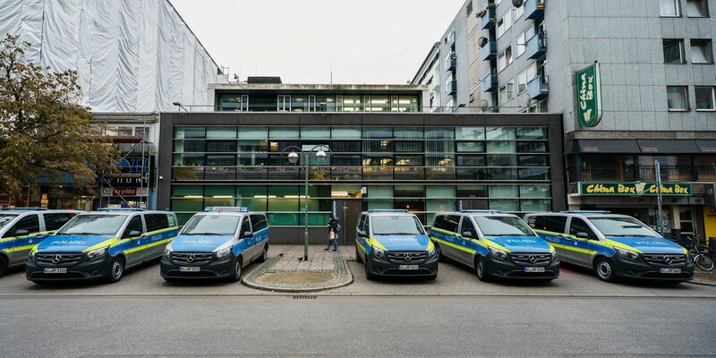 Bei den Ermittlungen gegen 17 Polizisten in Frankfurt am Main geht es um das 1. Polizeirevier in der Innenstadt. - Foto: Andreas Arnold/dpa