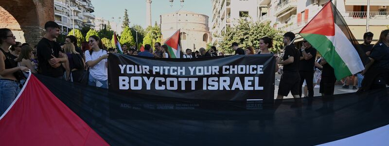Immer wieder gab es zuletzt Proteste für Palästina und gegen Israel - auch rund um Sportveranstaltungen. - Foto: Giannis Papanikos/AP/dpa