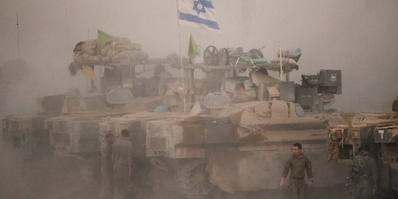 Israelische Panzer im Grenzgebiet zwischen Israel und dem Gazastreifen (Archivbild) - Foto: Emilio Morenatti/AP/dpa