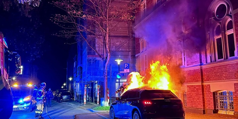 FW-NE: PKW-Brand auf der Promenadenstraße | Keine Verletzten - Foto: presseportal.de