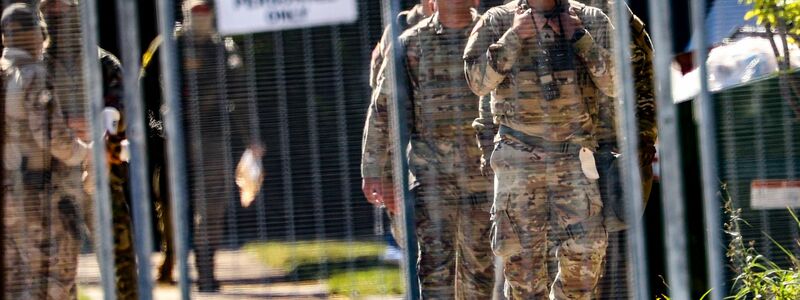Bevor ein Gericht Trumps Pläne durchkreuzte, waren Nationalgardisten bereits an einer Einrichtung der Einwanderungsbehörde ICE in einem Vorort Chicagos zu sehen. (Archivbild) - Foto: Stacey Wescott/TNS via ZUMA Press Wire/dpa