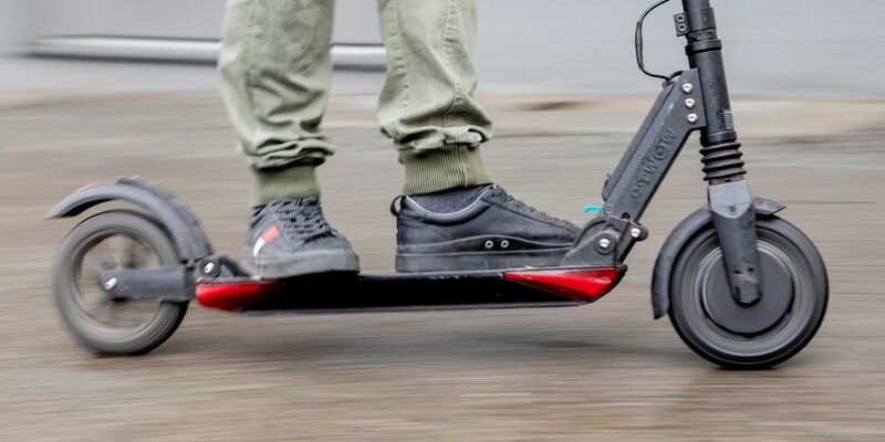 Ein Unfallforscher fordert eine Altersgrenze und einen Führerschein für E-Scooter. (Symbolbild) - Foto: Christoph Soeder/dpa