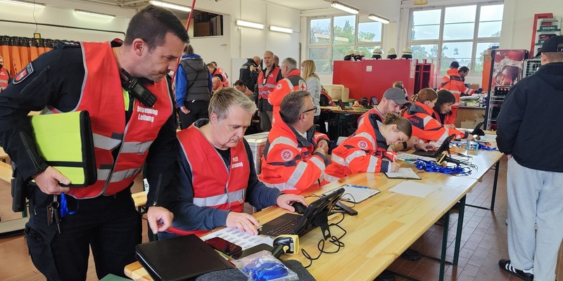POL-HM: Großübung in Emmerthal: Feuer auf Weserdampfer - Einsatzkräfte proben den Ernstfall - Foto: presseportal.de