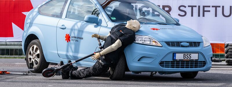 Dieser Unfall wäre wohl lebensgefährlich gewesen. - Foto: Guido Kirchner/dpa