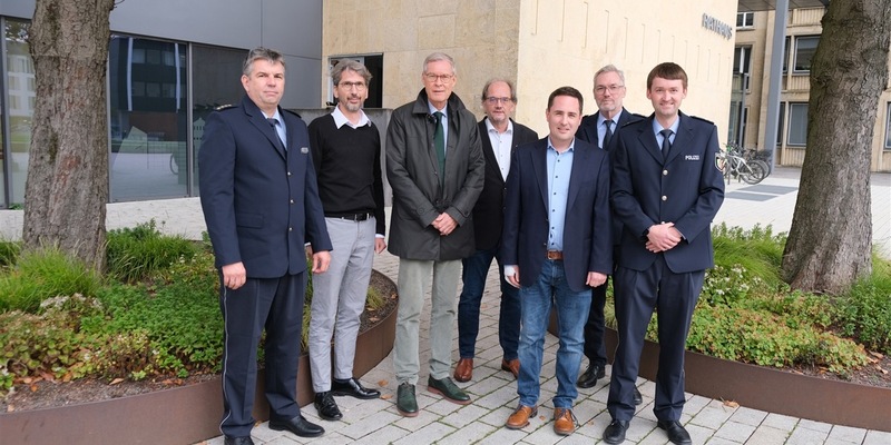 POL-GT: Polizei und Stadt Gütersloh legen Grundstein für gemeinsame Dienststelle Im Erdgeschoss des Rathauses soll in Zukunft zusammengearbeitet werden - Foto: presseportal.de