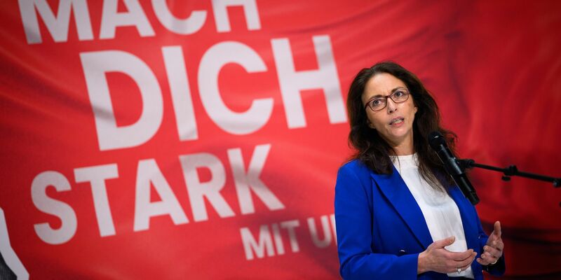 «Pushen ein Mini-Problem zu einem Mega-Thema hoch»: Gewerkschafterin Fahimi hält die Debatte ums Bürgergeld für absurd. (Archivbild) - Foto: Bernd von Jutrczenka/dpa