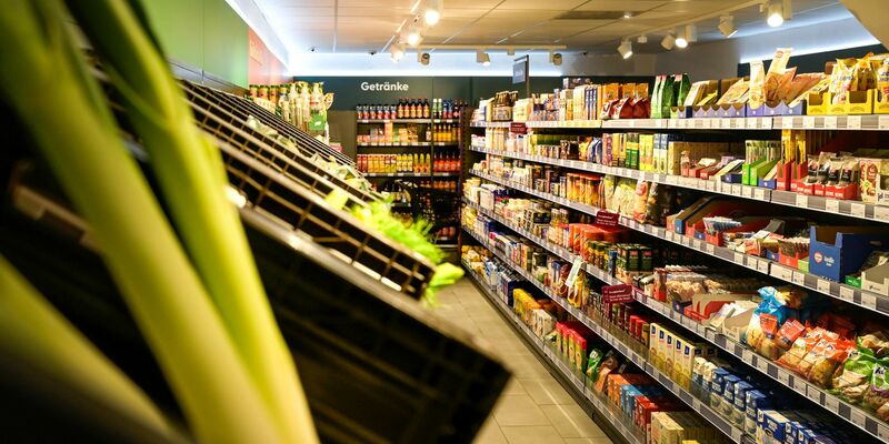 Ein Teil der Verbraucher lässt sich Lebensmittel nach Hause liefern, um nicht in den Supermarkt gehen zu müssen. - Foto: Heiko Rebsch/dpa