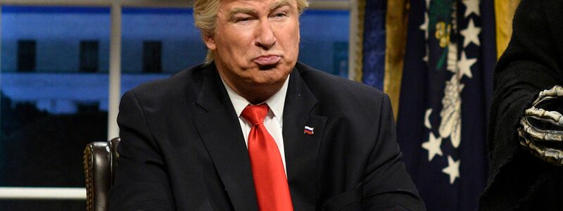 Politische Comedy war immer Teil von «Saturday Night Live». Niemand war häufiger zu Gast als Alec Baldwin – hier als Donald Trump. - Foto: picture alliance / Will Heath/NBC/AP/dpa