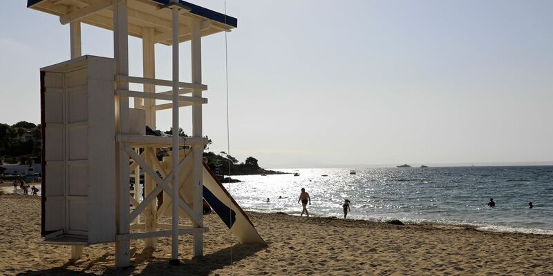 Im Oktober haben an vielen Stränden von Mallorca Rettungsschwimmer ihre Saison bereits beendet. (Symbolbild) - Foto: Clara Margais/dpa