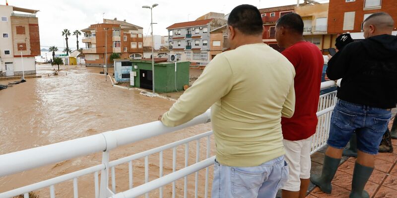 Zahlreiche Straßen sind in Südostspanien bei schweren Regenfällen überschwemmt worden. - Foto: Edu Botella/EUROPA PRESS/dpa