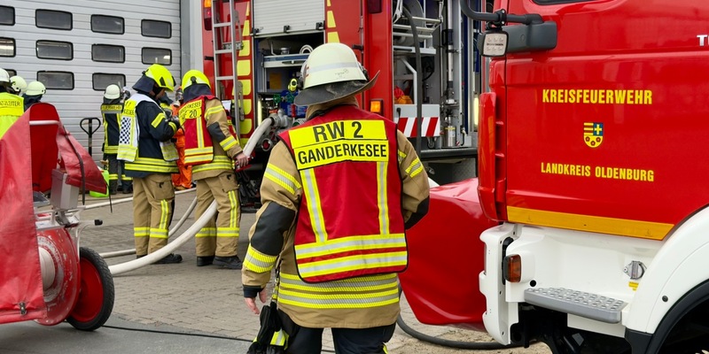 FW-OLL: Austritt von Salzsäure in Industriebetrieb - Feuerwehr unterbindet Gefahrensituation in - Foto: presseportal.de