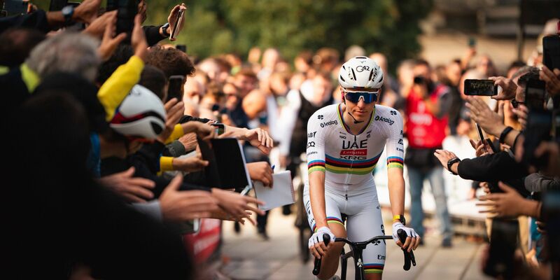 Alle Augen waren auf Weltmeister Tadej Pogacar gerichtet. - Foto: Matteo Secci/ZUMA Press Wire/dpa