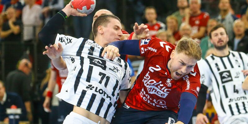 Die Kieler Ersatzbank feiert einen THW-Treffer. - Foto: Michael Hundt/dpa