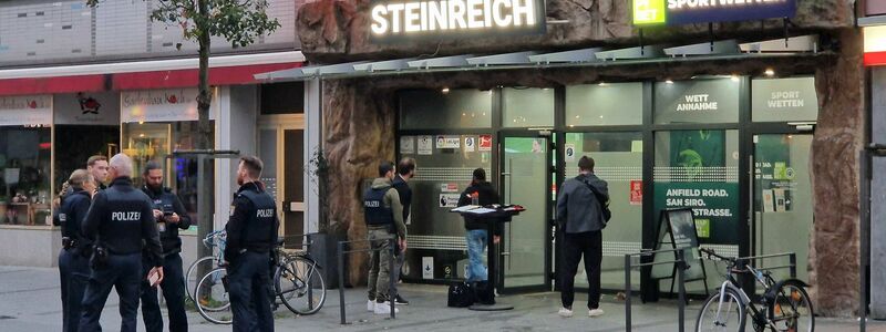 Es läuft ein größerer Polizeieinsatz.  - Foto: Carolin Eckenfels/dpa