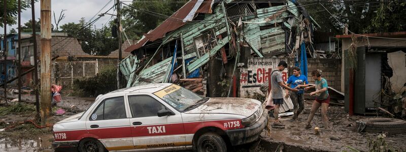 Auch der Busbahnhof der Stadt Poza Rica im Bundesstaat Veracruz stand unter Wasser. - Foto: Felix Marquez/AP/dpa