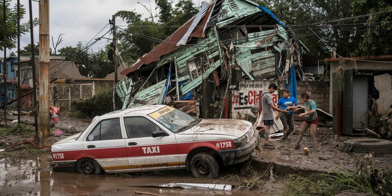 Anwohner brauchen Hilfe, ihre Häuser sind voller Schlamm und Trümmer. - Foto: Felix Marquez/AP/dpa