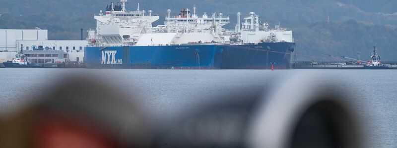 Mit der «LNG Adventure» ist vor rund einer Woche wieder ein LNG-Tanker beim Terminal an Rügens Küste angekommen. - Foto: Stefan Sauer/dpa