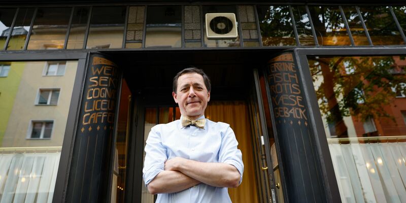 In seinem Restaurant hat Vincent Moissonnier nach französischer Sitte auch einen Schrank, in dem Stammgäste ihre Serviette in einem Fach deponieren können.  - Foto: Thomas Banneyer/dpa