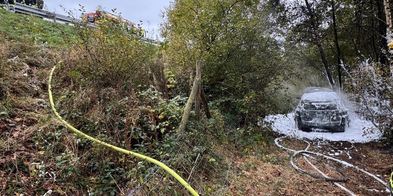 FW Wenden: PKW Brand nach Verkehrsunfall - Foto: presseportal.de