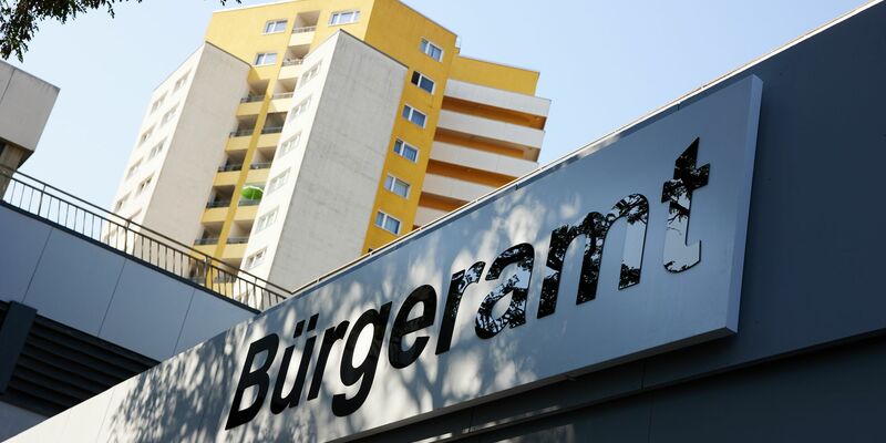 Die Gebühr für die Ausstellung eines Personalausweises soll für Menschen über 24 Jahre von 37 auf 46 Euro steigen. - Foto: Jörg Carstensen/dpa