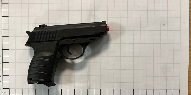 BPOL NRW: Kontrollen in Essen: Bundespolizisten finden Schlagring und Softair-Waffe. - Foto: presseportal.de