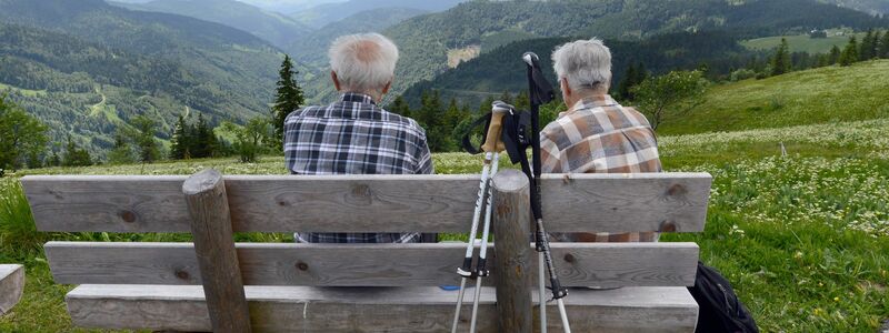 Auch im hohen Alter noch fit genug für die Wandertour in den Bergen sein: Dafür können wir schon in jungen Jahren etwas tun. (Symbolbild) - Foto: Patrick Seeger/dpa/dpa-tmn