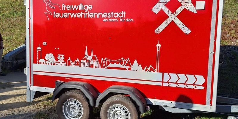 FW-OE: Feuerwehr Lennestadt übernimmt neuen Anhänger Grubenrettung - Foto: presseportal.de
