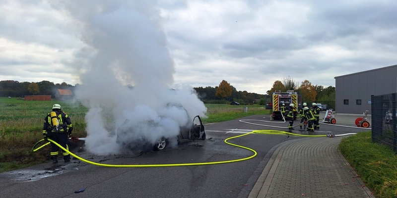 FW Sonsbeck: PKW-Brand in Sonsbecker Gewerbegebiet - Foto: presseportal.de