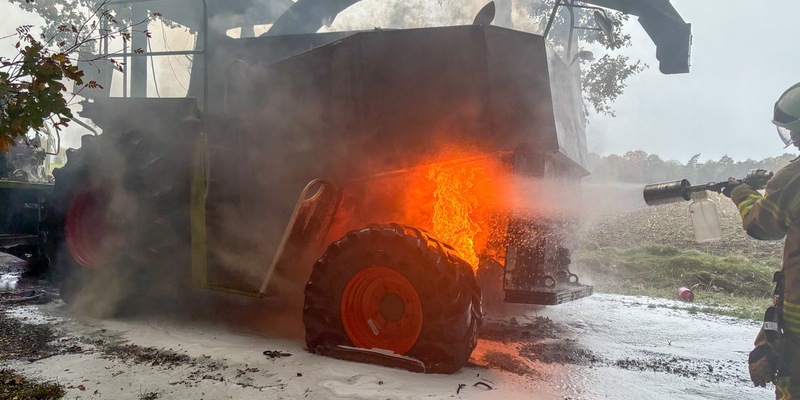 FW-OLL: Maishäcksler fängt Feuer und brennt vollständig aus - Hubschrauber sieht Feuer, landet und versucht die Flammen zu bekämpfen - Foto: presseportal.de