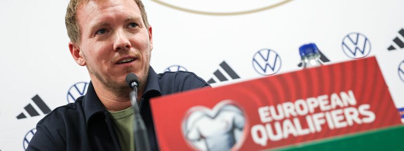 Bundestrainer Julian Nagelsmann (l) und Verteidiger Nico Schlotterbeck bei der Pressekonferenz vor dem Nordirland-Spiel. - Foto: Christian Charisius/dpa